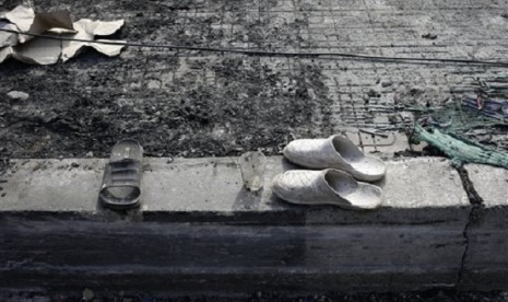 Abandoned shoes and a tea glass, belonging to supporters of ousted Egyptian President Mohammed Mursi, remain on a wall outside the Rabaah al-Adawiya mosque, Nasr City, Cairo, Egypt, last week. (file photo)