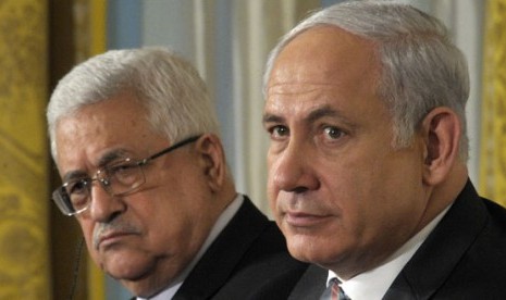 Presiden Palestina Mahmoud Abbas (kiri) dan Perdana Menteri Israel Benjamin Netanyahu.