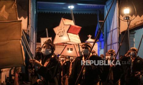 Abdi dalem dan kerabat Keraton mengikuti Kirab Malam Selikuran dengan berjalan dari Keraton Kasunanan Surakarta Hadiningrat menuju Masjid Agung, Solo, Jawa Tengah, Ahad (2/5/2021) malam. Tradisi yang dimulai sejak Kesultanan Demak dan diteruskan hingga Kerajaan Mataram Islam Surakarta tersebut dilaksanakan pada 20 Ramadhan atau malam 21 Ramadhan untuk menyambut malam Lailatul Qadar. 