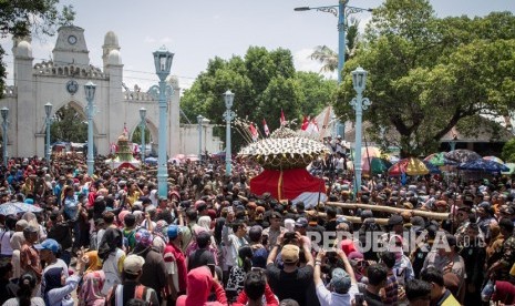 Abdi dalem Keraton Kasunanan Surakarta Hadiningrat mengarak gunungan menuju Masjid Agung pada perayaan Grebeg Sekaten 2019 di Solo, Jawa Tengah, Sabtu (9/11/2019).