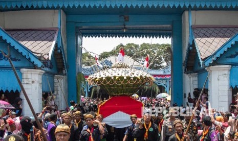 Abdi dalem Keraton Kasunanan Surakarta Hadiningrat mengarak gunungan menuju Masjid Agung pada perayaan Grebeg Sekaten 2019 di Solo, Jawa Tengah, Sabtu (9/11/2019).