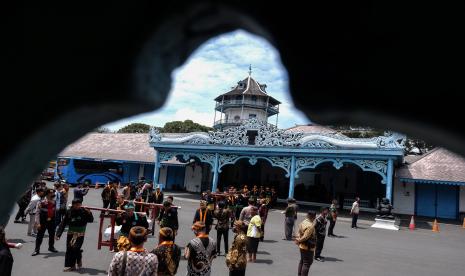 Abdi dalem Keraton Kasunanan Surakarta Hadiningrat Solo saat kirab menuju Masjid Agung Solo, Jawa Tengah, Sabtu (1/10/2022) (ilustrasi).