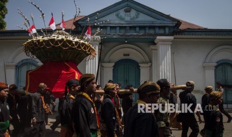 Abdi dalem Keraton Kasunanan Surakarta membawa gunungan menuju Masjid Agung pada Tradisi Grebeg Besar di Solo, Jawa Tengah, Ahad (11/8/2019). 