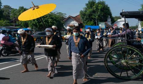 Abdi Dalem Keraton Yogyakarta membawa uborampe atau sesaji Gunungan Syawal menuju Masjid Gedhe Kauman, Kraton, Yogyakarta, Selasa (3/5/2022). Keraton Yogyakarta membagikan 2.700 uborampe Gunungan Syawal ke Masjid Gedhe, Puro Pakualaman dan Kantor Kepatihan sebagai perayaan Idul Fitri 1443 H.