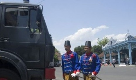 Abdi dalem Kraton Solo di sekitar area Alun-Alun Utara Solo