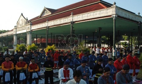 Abdi dalem melakukan salat Id 1434 Hijriah di Keraton Yogyakarta, Kamis (8/8).