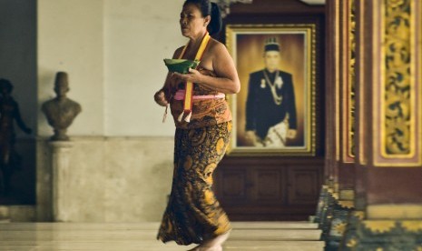 Abdi dalem membawa sesaji di Sasana Sewaka, Keraton Surakarta Hadiningrat, Solo, Jateng.