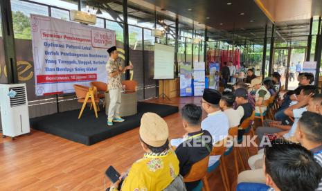 Abdul Hamid Wahid saat seminar pembangunan di Bondowoso.