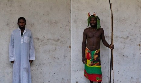 Abdul Masjeed, seorang Muslim Vanuatu saat berpose di depan masjid Desa Ivel, Pulau Tanna, Vanuatu. Walau telah menjadi Muslim, Abdul tetap memegang tradisi masyarakatnya.