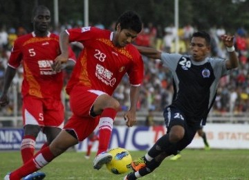 Abdul Rahman (kiri) saat memperkuat Semen Padang