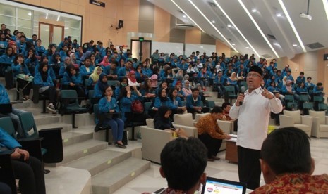 Abdul Wahid Maktub memberikan materi wirausaha kepada mahasiswa UI dan BSI.