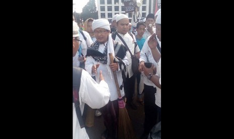 Abdullah Gymnastiar (AA Gym) beres-berse di Istiqlal bareng Mualaf center indonesia dan Gerakan Masjid Bersih-Bersih.