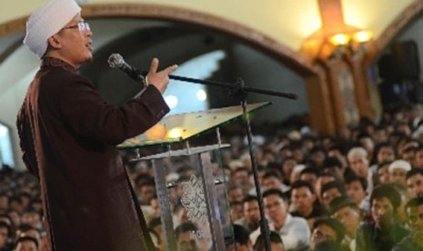 Abdullah Gymnastiar (Aa Gym) tampil pada acara 'Muhasabah Akhir Tahun Republika' di Masjid Pusdai, Bandung, Senin (31/12) malam