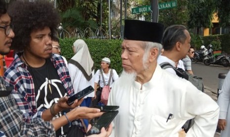 Abdullah Hehamahua saat di kerubung wartawan ketika berunjuk rasa di Gedung MK (14/6).