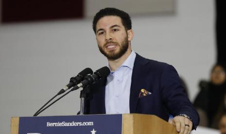 Abdullah Hammoud yang lahir di keluarga imigran miskin telah menorehkan sejarah di Michigan dengan menjadi wali kota Arab-Muslim pertama di Dearborn.