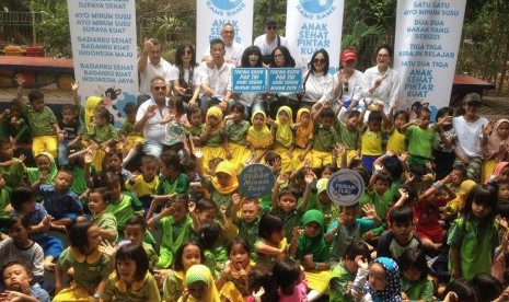 Abhinaya Aryaguna bersama Komunitas Anak Kolong NKRI mengelar rangkaian kegiatan sosial Aksi Tanggap Anak Kolong (ATAK) bertema “Minum Susu Rame-Rame” kepada anak-anak yatim dan kurang mampu.