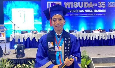 Abhindra Aji Saputra wisudawan Program Studi Sistem Informasi (S1)  Universitas Nusa Mandiri dinobatkan sebagai wisudawan terbaik dengan perolehan IPK sempurna 4.0. Abhindra menyebut, memperoleh penghargaan ini bukan lah langkah yang mudah, banyak rintangan dan tantangan serta kerja keras yang harus dilalui. 