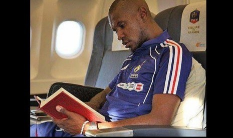 Abidal membaca Alquran di pesawat