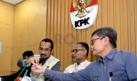 Abraham Samad, Bambang Widjojanto, dan Johan Budi saat gelar barang bukti uang dalam pecahan Rupiah dan Dolar Singapura hasil operasi tangkap tangan Gubernur Riau Annas Maamun di Gedung KPK, Jakarta, Jumat (26/9).(Republika/ Wihdan)