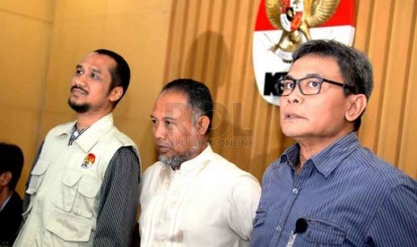 Abraham Samad, Bambang Widjojanto, dan Johan Budi saat gelar barang bukti uang dalam pecahan Rupiah dan Dolar Singapura hasil operasi tangkap tangan Gubernur Riau Annas Maamun di Gedung KPK, Jakarta, Jumat (26/9).(Republika/ Wihdan)