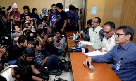 Abraham Samad, Bambang Widjojanto, dan Juru Bicara KPK Johan Budi di Gedung KPK, Jakarta, Jumat (26/9).(Republika/ Wihdan)