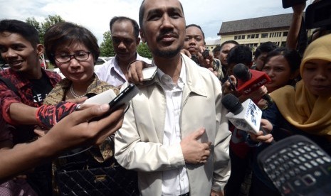 Abraham Samad saat hendak menjalani pemeriksaan di Direktorat Reserse Kriminal Umum (Dit Reskrimum) Polda Sulselbar, Makassar,Sulawesi Selatan, Selasa (28/4). (ANTARA/Dewi Fajriani)