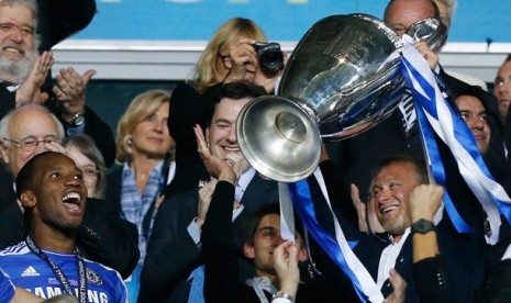 Abramovich mengangkat trofi di akhir pertandingan final Liga Champions antara Bayern Muenchen dan Chelsea di Muenchen, Jerman, Sabtu, 19 Mei 2012. 