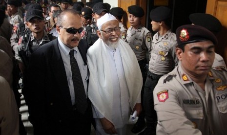 Abu Bakar Ba'asyir (center) is under heavy security level after the verdict in June. The judge convicts him guilty in terrorism case and Ba'asyir must serve 15 years in prison. (file photo)  