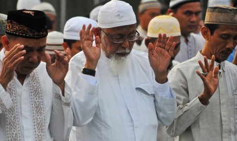 Abu Bakar Ba'asyir (center)    