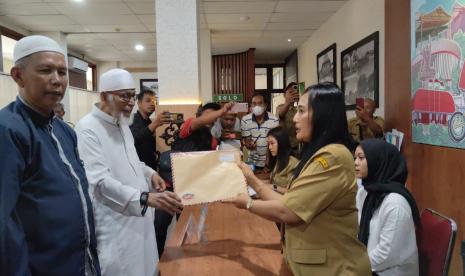 Abu Bakar Baasyir  menyerahkan surat untuk Prabowo dititipkan melalui Prokopim Kota Solo untuk disampaikan kepada Gibran Rakabuming selaku wakilnya dan juga Wali Kota Solo, Senin (20/11/2023).  