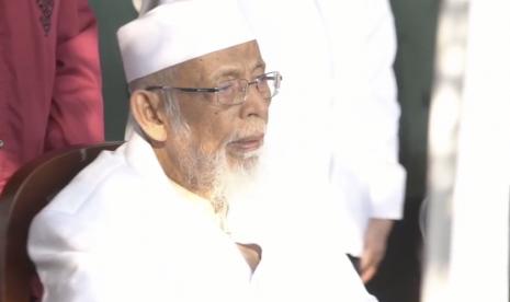 Abu Bakar Baasyir saat mengikuti upacara peringatan HUT RI ke-77 di Pondok Pesantren Al Mukmin Ngruki. Ba'asyir berkirim surat kepada tiga capres. (ilustrasi)