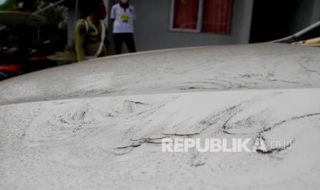 Abu vulkanik gunung Ili Lewotolok menempel di mobil yang berada di Kabupaten Lembata, NTT Kamis (3/12/2020). Debu vulkanik kembali keluar dari kawah gunung api tersebut setelah sebelumnya terjadi erupsi yang terekam di seismogram dengan amplitudo maksimum 5 mm dan durasi kurang lebih 18 detik.