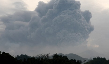 Abu vulkanik membumbung tinggi keluar dari Gunung Kelud terlihat di Desa Bladak, Blitar, Jatim, Jumat (14/2). (Antara/M Risyal Hidayat)