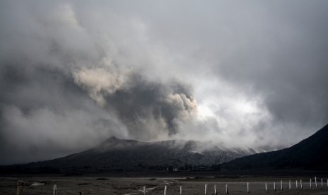 Abu vulkanik menyembur keluar dari kawah Gunung Bromo (ilustrasi)