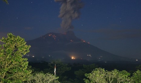 Gunung Agung, ilustrasi. Kepala Pelaksana Badan Penanggulangan Bencana Daerah Provinsi Bali I Made Rentin menyatakan rentetan gempa tektonik yang melanda sebagian bagian wilayah Kabupaten Karangasem di Provinsi Bali, Selasa (13/12/2022) tidak memiliki keterkaitan dengan aktivitas Gunung Agung.