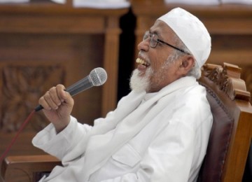 Abu Bakar Ba\'asyir saat menjalani sidang, Kamis.