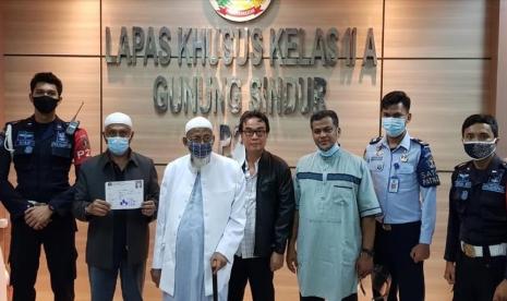 Abubakar Baasyir (berbaju putih) sebelum meninggalkan lapas Gunung Sindur, Jumat pagi, 8 Januar 2021 