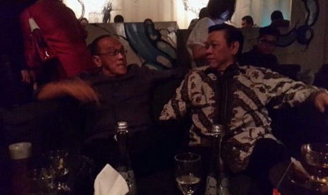 Aburizal Bakrie duduk bersama Agung Laksono dalam ultah sahabat keduanya, Kamis (19/3).