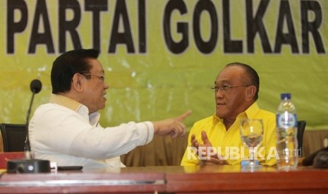  Aburizal Bakrie (kanan) bersama Agung Laksono saat menghadiri rapat konsolidasi  persiapan Munaslub di Kantor DPP Golkar, Jakarta, Kamis (4/2). (Republika/Rakhmawaty La'lang)