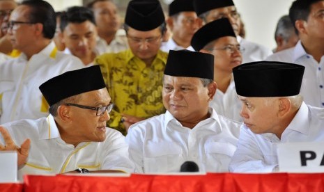   Aburizal Bakrie (kiri) bersama Prabowo Subianto dan Hatta Rajasa.