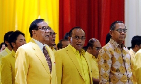 Aburizal Bakrie (tengah), Akbar Tandjung (kiri), dan Ginanjar Kartasasmita (kanan) menghadiri pembukaan Rapimnas V Partai Golkar di Jakarta, Jumat (22/11). 