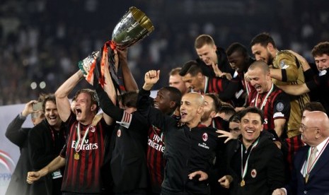 AC Milan merayakan gelar juara Piala Super Italia