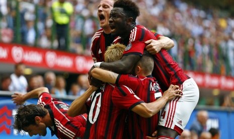 AC Milan's Keisuke Honda (C) celebrates with his team mates after scoring against Lazio's during their Italian Serie A soccer match at the San Siro stadium in Milan August 31, 2014.