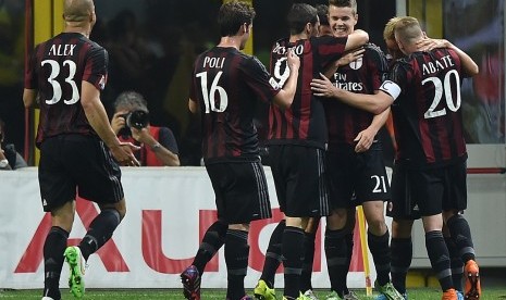 AC Milan's Marco van Ginkel (21) celebrates with his team mates after scoring a goal against AS Roma during their Serie A soccer match at the San Siro stadium in Milan, Italy, May 9, 2015. 