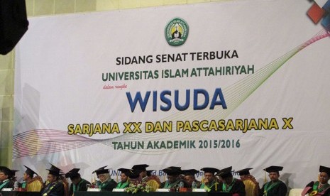 Acaea wisuda di Universitas Islam Attahiriyah.