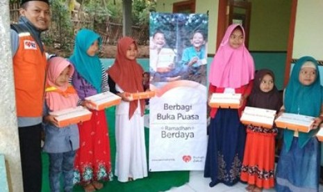 Acara berbagi buka puasa di Dusun Magersari, Nganjuk.