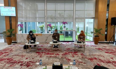 Acara Bincang Santai di Lobby Kantor OJK Yogyakarta, Kamis (28/10).