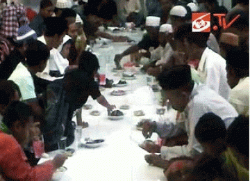 Acara buka puasa bersama di Masjid Kampung Jawa, Bali.