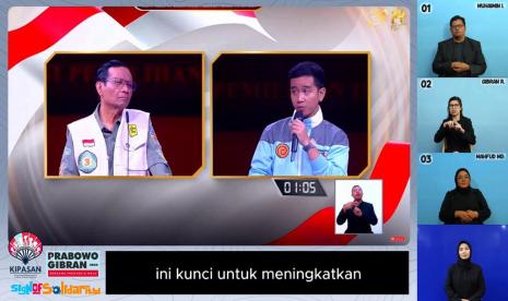 Acara debat cawapres dengan bahasa isyarat di sampingnya.