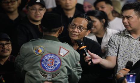 Acara dialog bersama masyarakat bertajuk Tabrak Prof! di Kafe Borjuis, Kota Semarang, Jawa Tengah (Jateng), Selasa (23/1/2024).